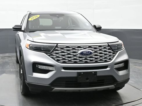 Used 2020 Ford Explorer Platinum w/ Premium Technology Package image 2