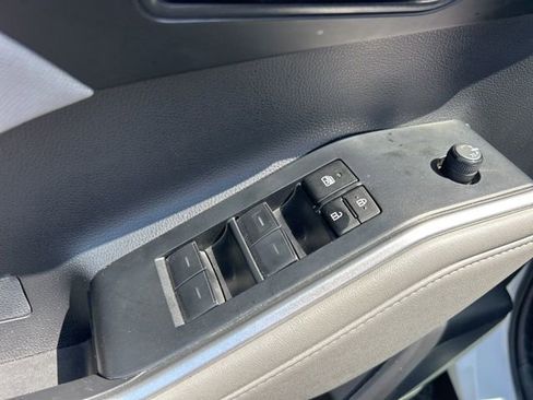 Used 2023 Toyota Highlander L image 13