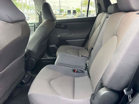 Used 2025 Toyota Highlander LE FWD image 9