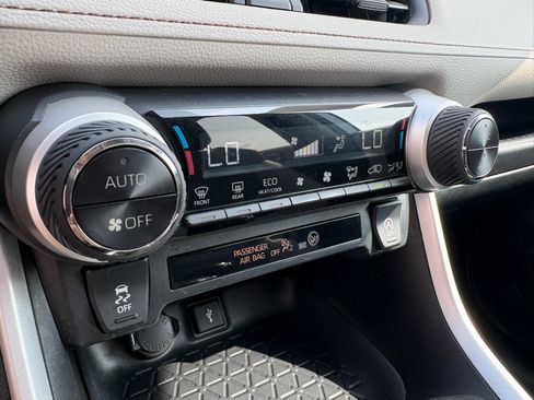 Used 2020 Toyota RAV4 XLE w/ Convenience Package FWD image 19