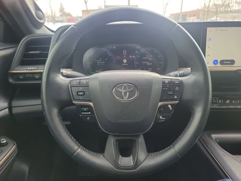 Used 2023 Toyota Crown Limited image 20