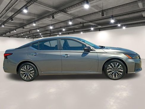 Used 2024 Nissan Altima 2.5 SV FWD image 17