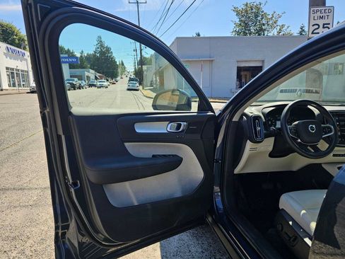 Used 2021 Volvo XC40 T5 Momentum w/ Premium Package AWD/4WD image 20