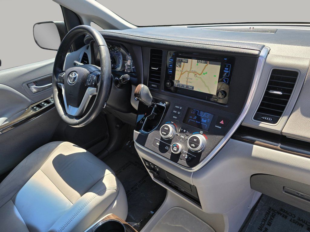 Used 2017 Toyota Sienna XLE Premium FWD image 56
