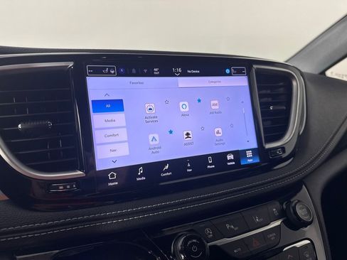 Used 2025 Chrysler Pacifica Limited image 26