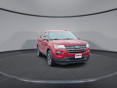 Used 2018 Ford Explorer XLT w/ Equipment Group 202A image 2