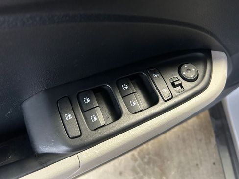 Certified 2025 Hyundai Venue SEL image 23