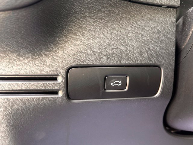 Used 2024 Volvo XC40 B5 Plus w/ Protection Package Premier AWD/4WD image 19