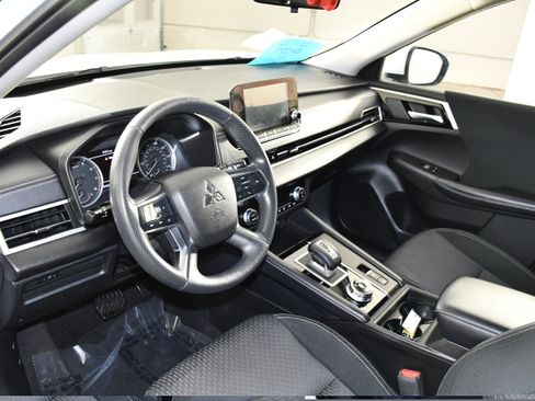Used 2023 Mitsubishi Outlander ES AWD/4WD image 2