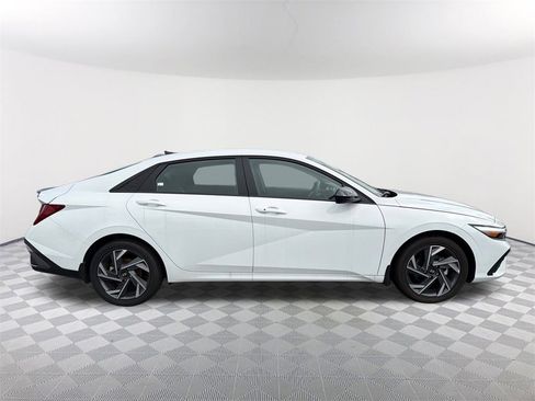Certified 2025 Hyundai Elantra SEL image 4