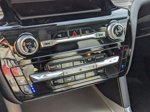 Used 2022 Ford Explorer Limited image 24