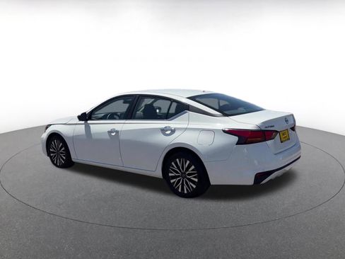 Used 2025 Nissan Altima 2.5 SV FWD image 10