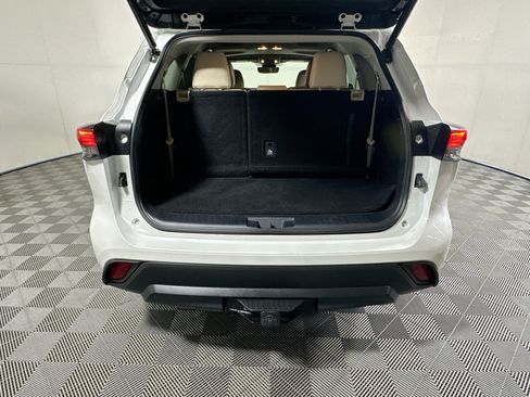 Used 2023 Toyota Highlander XLE FWD image 31