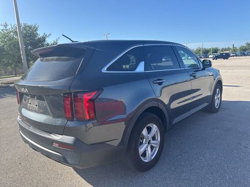 Certified 2023 Kia Sorento LX image 4