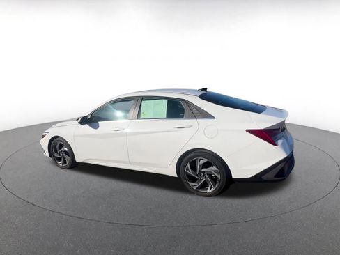 Used 2025 Hyundai Elantra Limited image 10