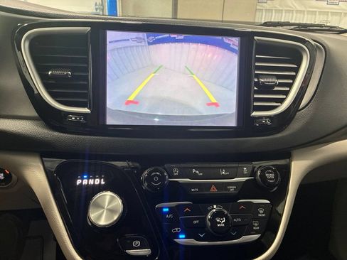 Used 2023 Chrysler Pacifica Touring-L FWD image 27