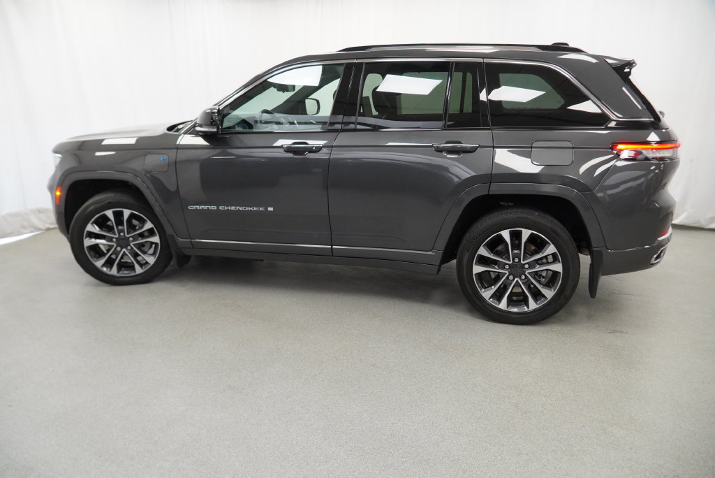 Used 2023 Jeep Grand Cherokee Overland w/ Advanced Protech Group III AWD/4WD image 18