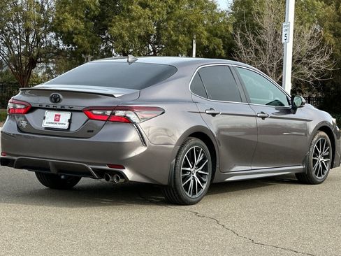Used 2024 Toyota Camry SE image 4