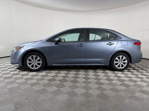 Used 2022 Toyota Corolla LE FWD image 2