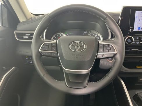 Used 2025 Toyota Highlander XLE image 8
