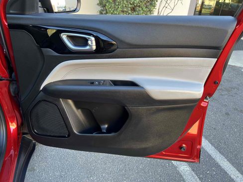 Used 2025 Jeep Compass Limited image 71