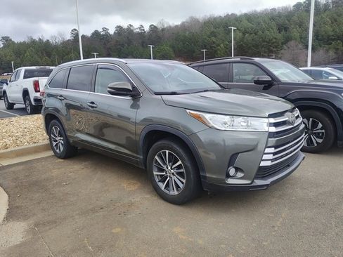 Used 2018 Toyota Highlander XLE image 3