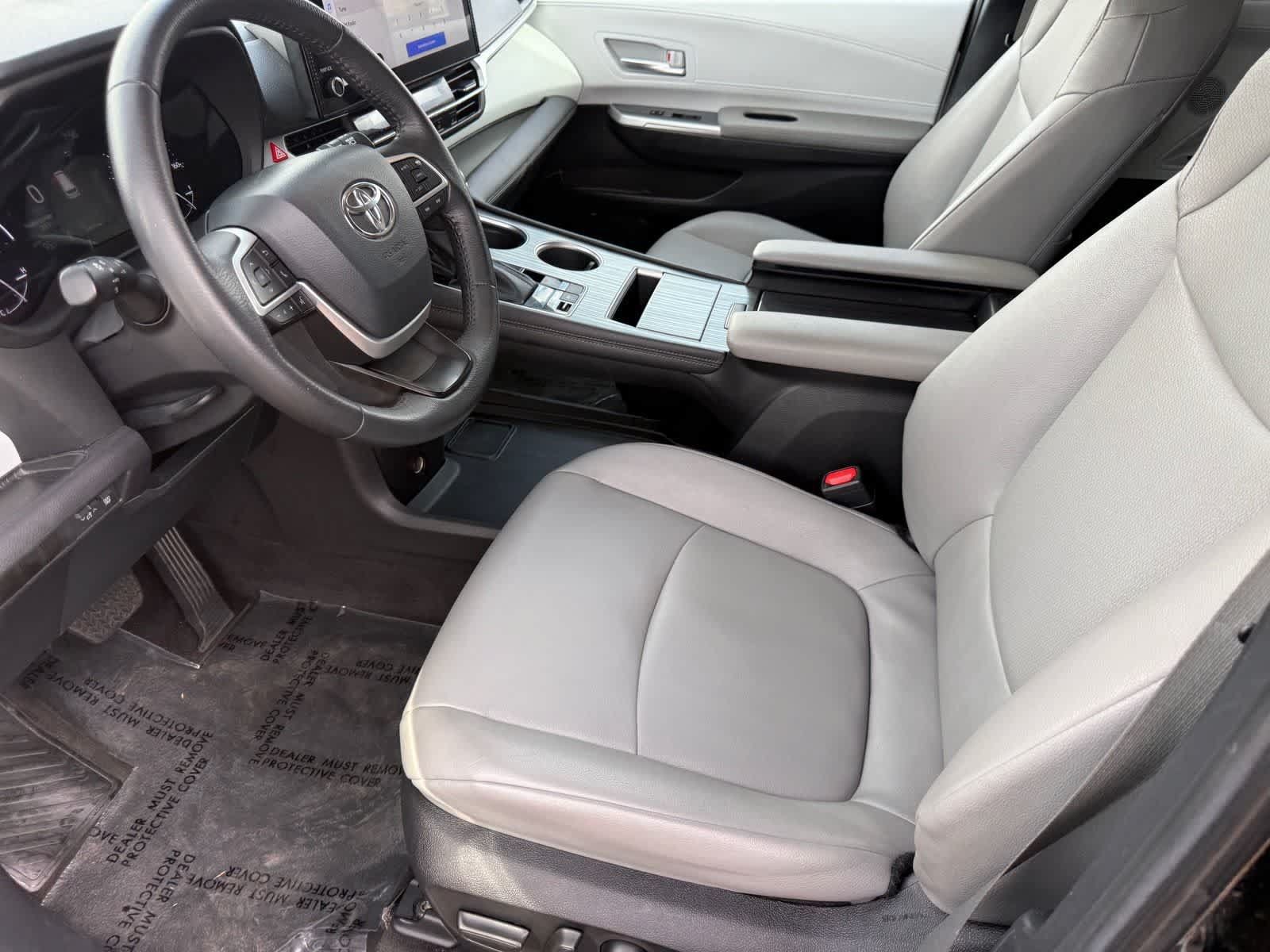 Used 2025 Toyota Sienna XLE FWD image 14