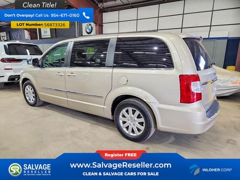 Used 2014 Chrysler Town & Country Touring FWD image 3