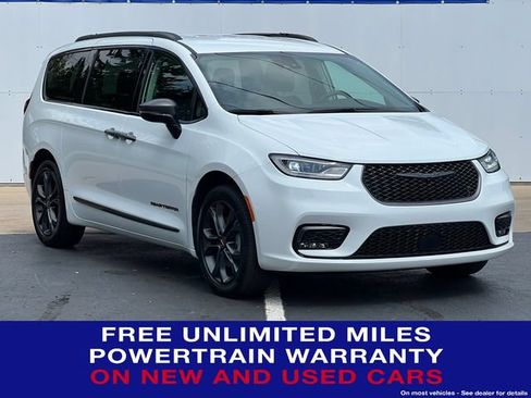 Used 2024 Chrysler Pacifica Touring-L w/ Road Tripper Package AWD/4WD image 1