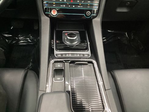 Used 2018 Jaguar F-PACE Premium image 38