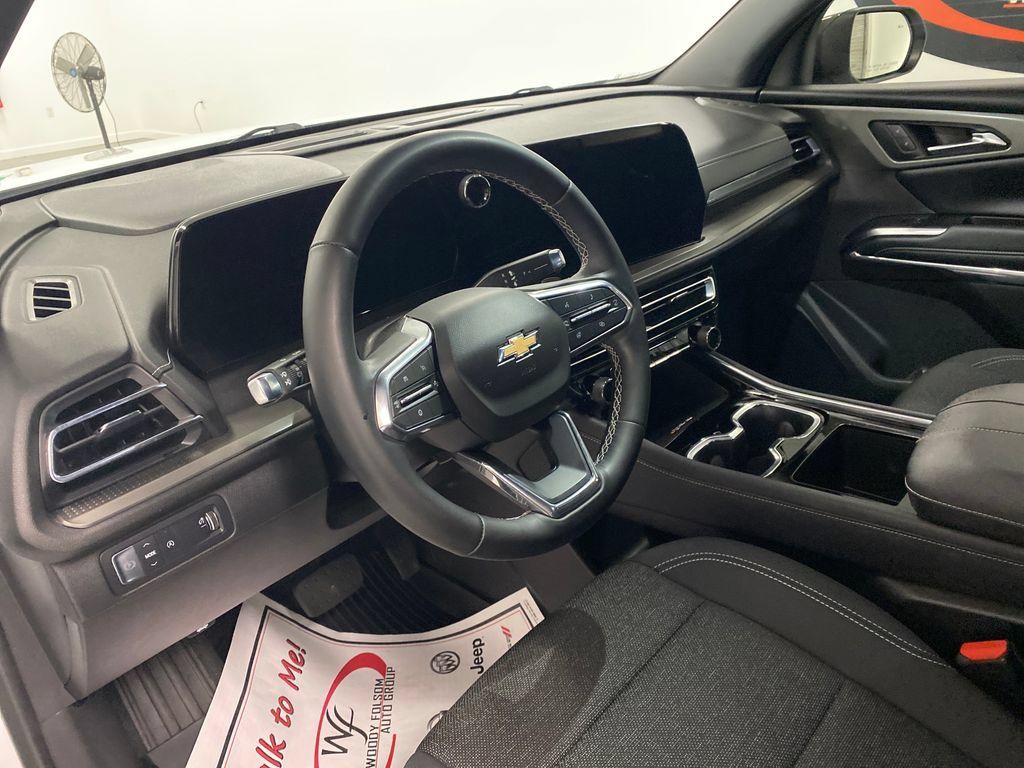 Used 2025 Chevrolet Traverse LT w/ LPO, Floor Liner Package FWD image 14