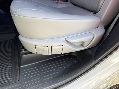 Used 2023 Toyota Highlander XLE image 14