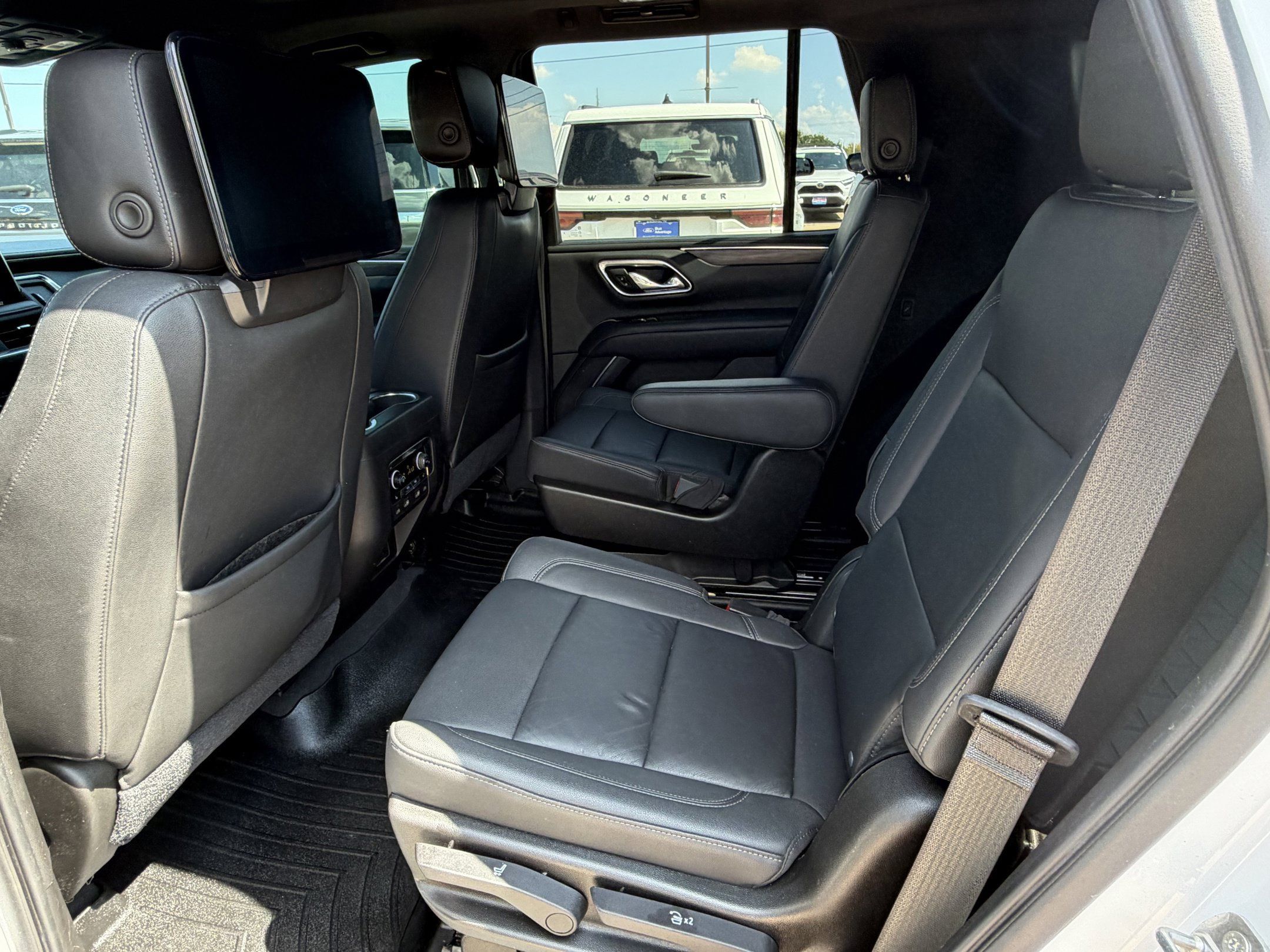 Used 2021 Chevrolet Tahoe Z71 w/ Z71 Off-Road Package AWD/4WD image 13