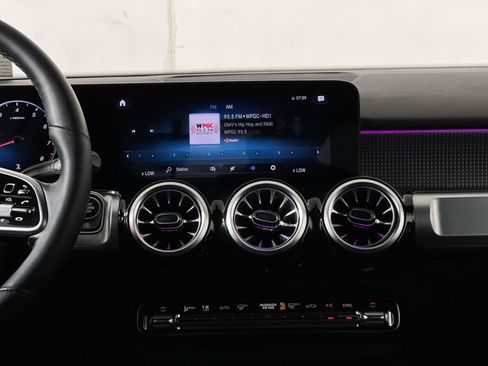 Used 2022 Mercedes-Benz GLB 250 4MATIC image 18