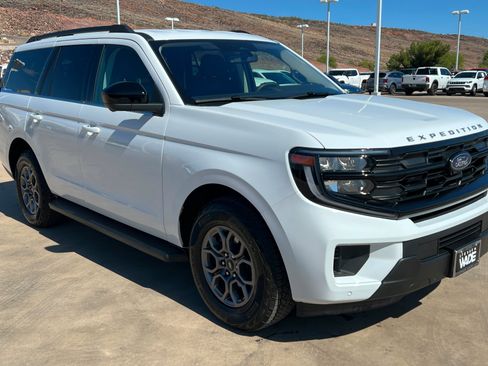 Used 2025 Ford Expedition Active AWD/4WD image 8
