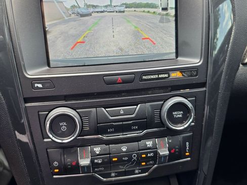 Used 2018 Ford Explorer XLT w/ Equipment Group 202A FWD image 27