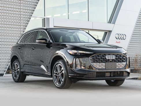 Certified 2025 Audi Q5 Premium w/ Convenience Package image 1