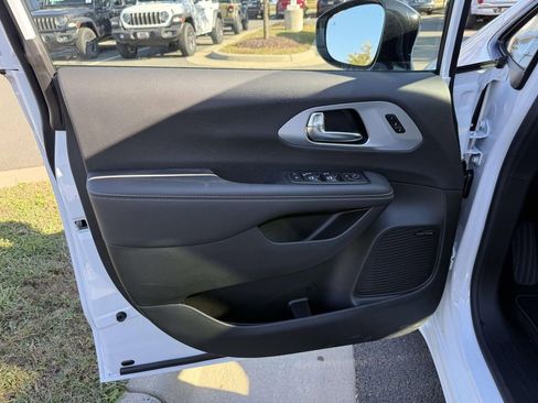 New 2026 Chrysler Pacifica Limited w/ Uconnect Theater Family Group FWD image 27