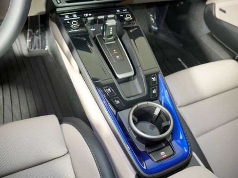 Certified 2025 Porsche 911 Carrera RWD image 33
