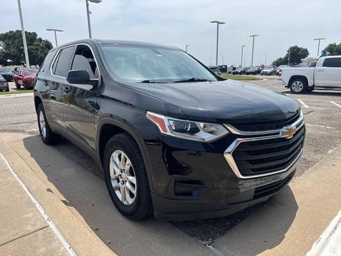 Used 2021 Chevrolet Traverse LS FWD image 1
