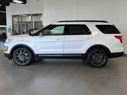 Used 2017 Ford Explorer XLT w/ Equipment Group 202A AWD/4WD image 4