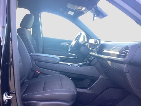 Used 2025 Chevrolet Traverse LT image 32