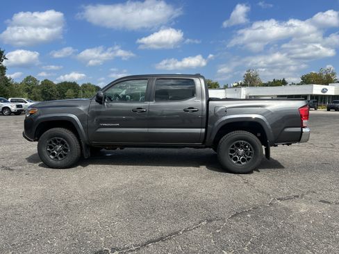 Used 2017 Toyota Tacoma SR5 w/ Tow Package AWD/4WD image 6