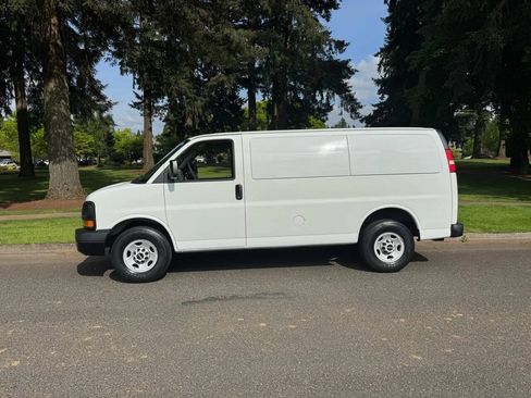 Used 2009 GMC Savana 3500 RWD image 2
