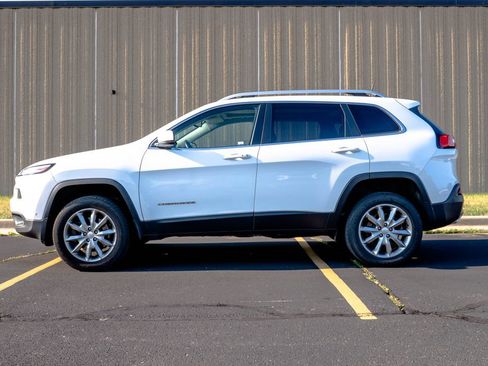 Used 2017 Jeep Cherokee Limited w/ Luxury Group AWD/4WD image 14