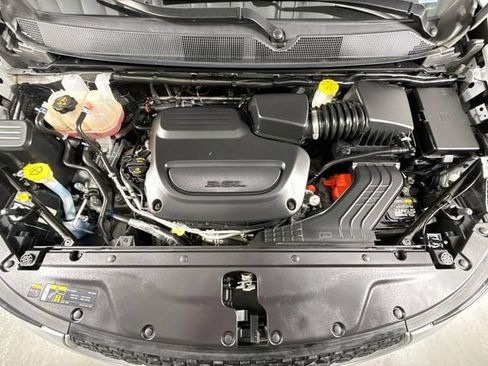 Used 2024 Chrysler Pacifica Touring-L FWD image 29