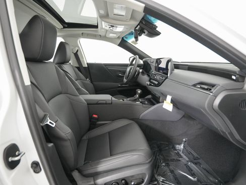 New 2025 Lexus ES 300h w/ Premium Package image 18