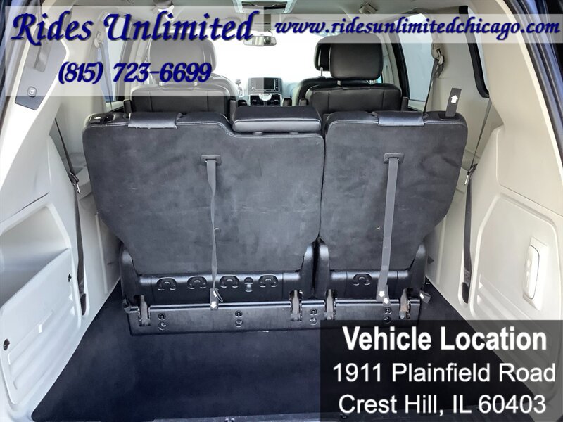 Used 2014 Chrysler Town & Country Touring FWD image 32