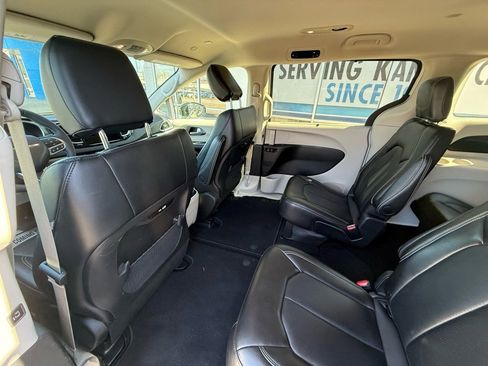Used 2024 Chrysler Pacifica Touring-L image 26
