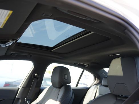 Used 2025 BMW i5 eDrive40i image 11